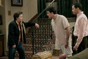 (v.l.n.r.) Jake Harper (Angus T. Jones); Charlie Harper (Charlie Sheen); Alan Harper (Jon Cryer)
