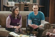 Sheldon (Jim Parsons, r.) lässt sich von Amy (Mayim Bialik, l.) überreden, das Wochenende mit Leonard und Penny in einer Waldhütte zu verbringen. Eine schlechte Idee, wie sich bald herausstellt. Unterdessen müssen sich Howard und Bernadette mit Raj herumschlagen ... Sheldon (Jim Parsons, r.) lässt sich von Amy (Mayim Bialik, l.) überreden, das Wochenende mit Leonard und Penny in einer Waldhütte zu verbringen. Eine schlechte Idee, wie sich bald herausstellt. Unterdessen müssen sich Howard und Bernadette mit Raj herumschlagen ...