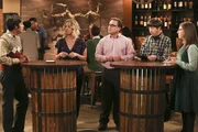Raj (Kunal Nayyar, l.), Leonard (Johnny Galecki, 3.v.r.), Howard (Simon Helberg, 2.v.r.) und Amy (Mayim Bialik, r.) gehen mit Penny (Kaley Cuoco, 2.v.l.) zu einer Weinverkostung. Als dort pl&ouml;tzlich Pennys Exfreund auftaucht, droht die Weinprobe jedoch aus dem Ruder zu laufen ...