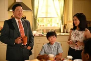 (v.l.n.r.) Louis Huang (Randall Park); Evan Huang (Ian Chen); Jessica Huang (Constance Wu)