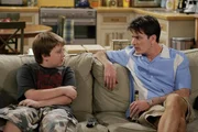 W&auml;hrend Charlie (Charlie Sheen, r.) versucht Jake (Angus T. Jones, l.) aufzumuntern, klaut Alan seinen Hund Chester zur&uuml;ck ...