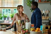 Emma Brackett (Kaley Cuoco, l.); Dave Brackett (David Oyelowo, r.)