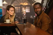 Emma Brackett (Kaley Cuoco, l.); Dave Brackett (David Oyelowo, r.)
