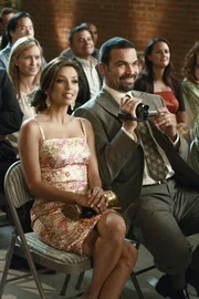 Besuchen eine Schulauff&uuml;hrung von Juanita - mit ungeahnten Folgen: Gabrielle (Eva Longoria, l.) und Carlos (Ricardo Antonio Chavira, r.) ...