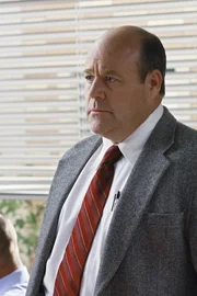 Wird der Kriminalbeamte (Michael Dempsey) Susan glauben schenken, dass Katherine etwas mit dem Anschlag an Julie zu tun hat?