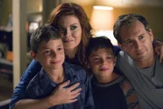 Ein besonders schlimmer Fall von h&auml;uslicher Gewalt l&auml;sst Laura (Debra Messing, 2.v.l.) und Jake (Josh Lucas, r.) ihre kleine Familie mit ihren zwei S&ouml;hnen Harrison (Vincent Reina, l.) und Nicholas (Charlie Reina, 2.v.r.) noch mehr sch&auml;tzen ...
