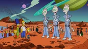 Durch ein schwarzes Loch gelangt ganz Springfield samt Lisa (vorne l.), Marge (vorne 2.v.l.), Homer (vorne 3.v.l.) und Bart (vorne 4.v.l.) in ein Paralleluniversum - wo die neu Angekommenen gl&uuml;cklich von Aliens begr&uuml;&szlig;t werden ...
