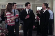Barney (Neil Patrick Harris, r.) zeigt seinen neuen Freunden Justin (Brian McElhaney, 2.v.l.) und Kyle (Nick Kocher, 2.v.r.), wie ein Mann richtig feiert ... Barney (Neil Patrick Harris, r.) zeigt seinen neuen Freunden Justin (Brian McElhaney, 2.v.l.) und Kyle (Nick Kocher, 2.v.r.), wie ein Mann richtig feiert ...
