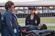 Falsches Spiel? W&auml;hrend eines Autorennens hat ein Marine Unteroffizier und Amateurfahrer einen Unfall mit fatalen Folgen. Dr. Wade (CCH Pounder, l.) und Percy (Shalita Grant, r.) glauben jedoch nicht an einen Amateurfehler ...