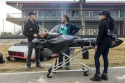 Crash mit fatalen Folgen: Pride (Scott Bakula, l.), Dr. Wade (CCH Pounder, M.) und Percy (Shalita Grant, r.) nehmen die Ermittlungen auf, als ein Marine-Unteroffizier einen verh&auml;ngnisvollen Unfall auf der Rennbahn hat.