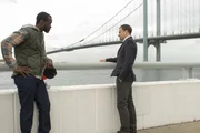 (v.l.n.r.) Alfredo Llamosa (Ato Essandoh); Sherlock Holmes (Jonny Lee Miller) (v.l.n.r.) Alfredo Llamosa (Ato Essandoh); Sherlock Holmes (Jonny Lee Miller)