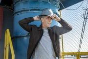 Während Sebastian sich beim NCIS Special Agent Training verausgabt, ermittelt Pride (Scott Bakula) im Mordfall von Nilson, dessen lebloser Körper kurz zuvor aus dem Wasser gefischt wurde ... Während Sebastian sich beim NCIS Special Agent Training verausgabt, ermittelt Pride (Scott Bakula) im Mordfall von Nilson, dessen lebloser Körper kurz zuvor aus dem Wasser gefischt wurde ...