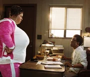 Norbit (Eddie Murphy, r.) steht v&ouml;llig unter der Fuchtel von Rasputia (Eddie Murphy, l.). Da begegnet Norbit seiner Jugendliebe ...