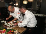 Da kann nur noch einer helfen: Sternekoch Frank Rosin (l.) nimmt den vermeintlichen Nobelitaliener "Rossini" von David Jaha (r.) in Dortmund ganz genau unter die Lupe - und bemerkt dabei schnell, dass nicht allein das schlechte Image f&uuml;r die prek&auml;re Situation verantwortlich ist.