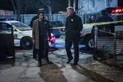 (v.l.n.r.) Detective Marcus Bell (Jon Michael Hill); Captain Tommy Gregson (Aidan Quinn)