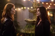 Beim Versuch das "Playbook" von Eva (Cassidy Freeman, l.) zur&uuml;ck zu holen, ger&auml;t Special Agent Gregorio (Vanessa Ferlito, r.) pl&ouml;tzlich in eine t&ouml;dliche Falle. Wer der beiden Frauen wird als erstes von seiner Waffe Gebrauch machen?