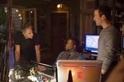 Wieso foltert und t&ouml;tet ein hochbegabter Marinesoldat sechs M&auml;nner in einer Bar? Pride (Scott Bakula, l.), Plame (Daryl Mitchell, M.) und LaSalle (Lucas Black, r.) ermitteln ...