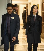 (v.l.n.r.) Detective Marcus Bell (Jon Michael Hill); Dr. Watson (Lucy Liu)