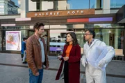 Tatort Kunstgalerie: Die Kriminalkommissare Lea Gomez (Jasmin Gassmann) und Jo Stoll (Peter Ketnath, l.) stehen mit KTU-Leiter Jan Arnaud (Mike Zaka Sommerfeldt, r.) noch ganz am Anfang ihrer Ermittlungen: Wer hatte Grund, den Assistenten der Galerie Roth mit einer Glasskulptur zu erschlagen?