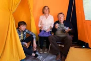 Spinnen, Kakerlaken, Gestank: Sind das die richtigen Mittel, um ungebetene G&auml;ste wieder los zu werden? Eigentlich wei&szlig; Nora, dass ein kl&auml;rendes Wort besser w&auml;re! Im Zelt: Sohn Linus Jacob (Paul Sundheim, l.), Noras Vater Wolfgang Kaffenberg (Hansj&uuml;rgen H&uuml;rrig, r.) und seine Frau Hanne (Ruth Reinecke)