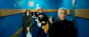 Alexandra (Karin Viard, M.) und ihre Kinder Camille (Nola Blossom, l.) und Victor (Simon Ayache, 2.v.l.) d&uuml;rfen ihren Hund in einem japanischen Aufzug nicht absetzen.