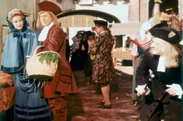 Passepoil (Bourvil, 2.v.l.) und Aurore (Sabine Sesselmann, li.) bemerken auf dem Markt einen buckligen alten Mann, der sie zu beobachten scheint.