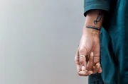 Als die Beamten die Narbe am Handgelenk der jungen Iranerin (Behdokht Valian) und eine T&auml;towierung bemerken, wird sie pl&ouml;tzlich verd&auml;chtig.
