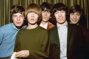 Die Rolling Stones im Jahr 1964: Mick Jagger, Brian Jones, Keith Richards, Bill Wyman und Charlie Watts (v.l.). Die ersten Bandjahre waren nicht nur von Erfolg, sondern auch von internen Spannungen und Rivalit&auml;ten gepr&auml;gt.