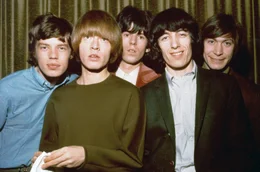Die Rolling Stones im Jahr 1964: Mick Jagger, Brian Jones, Keith Richards, Bill Wyman und Charlie Watts (v.l.). Die ersten Bandjahre waren nicht nur von Erfolg, sondern auch von internen Spannungen und Rivalit&auml;ten gepr&auml;gt.