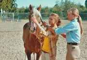 WDR Fernsehen ALINAS TRAUM, Spielfilm, Deutschland 2005, Regie: Brigitta Dresewski, am Samstag (30.06.12) um 13:50 Uhr. Alina (Marett Katalin Klahn) und die Pferdefl&uuml;sterin Andrea (Andrea Kutsch, r).