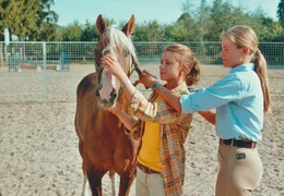 WDR Fernsehen ALINAS TRAUM, Spielfilm, Deutschland 2005, Regie: Brigitta Dresewski, am Samstag (30.06.12) um 13:50 Uhr. Alina (Marett Katalin Klahn) und die Pferdefl&uuml;sterin Andrea (Andrea Kutsch, r).