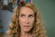 Spinnen, Kakerlaken, Gestank: Sind das die richtigen Mittel, um ungebetene G&auml;ste wieder los zu werden? Eigentlich wei&szlig; Nora (Chiara Schoras), dass ein kl&auml;rendes Wort besser w&auml;re.