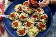 Das Rezept wird weitergegeben: gewürztes Hähnchen in Maistortillas mit Gemüse Das Rezept wird weitergegeben: gewürztes Hähnchen in Maistortillas mit Gemüse