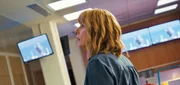 Alexandra (Karin Viard) blickt entsetzt auf die neuesten Nachrichten.