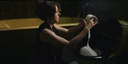 Mikaela (Sanna Sundqvist) sp&uuml;lt absichtlich eine betr&auml;chtliche Menge Toilettenpapier hinunter, um die Toilette zu verstopfen. Doch was ist ihr Plan?