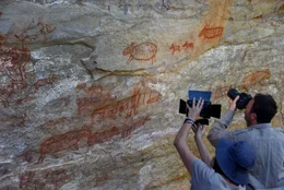 Erste Hinweise auf das Alter der Zeichnungen in der Serra da Capivara ergaben sich aus den Motiven.  Kannten die ersten Amerikaner Riesenfaultiere, Rieseng&cedil;rteltiere und S&permil;belzahnkatzen aus eigener Anschauung? in Verbindung mit der Sendung bei Nennung ZDF/Stefan ZengerleErste Hinweise auf das Alter der Zeichnungen in der Serra da Capivara ergaben sich aus den Motiven.  Kannten die ersten Amerikaner Riesenfaultiere, Rieseng?rteltiere und S?belzahnkatzen aus eigener Anschauung? in Verbindung mit der Sendung bei Nennung ZDF/Stefan Zengerle