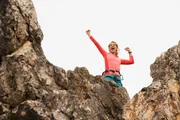Geburtstag - Nora (Chiara Schoras) steht auf ihrem Kletterfelsen. Sie wei&szlig; noch nicht, dass ihre Eltern, seit 20 Jahren ausgewandert, zuhause vor der T&uuml;r stehen. Doch diese sind nicht gekommen, um zu feiern, sondern um zu bleiben.