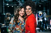 Riccardo Simonetti (l) trifft Catherrine Leclery, Drag Queen, die f&uuml;r ihre legend&auml;re Whitney Houston Performance ber&uuml;hmt ist.