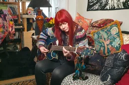 Sonja Kristina, Frontfrau der britischen Rock-Band Curved Air an der Gitarre