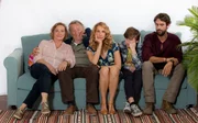 Noras Haus f&uuml;llt sich. Neben ihren Eltern zieht auch Khalid, ein Urlaubsflirt ihrer Freundin, bei ihr ein. Wie wird man so viele ungebetene G&auml;ste wieder los, wenn man ein klares Wort scheut? Auf der Couch: Noras Eltern Hanne Kaffenberg (Ruth Reinecke, l.) und Wolfgang Kaffenberg (Hansj&uuml;rgen H&uuml;rrig, 2.v.l), Nora Jacob (Chiara Schoras, 3.v.l.), ihr Sohn Linus Jacob (Paul Sundheim, 2.v.r.) und Khalid Naybet (Kai Albrecht, r.)