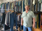 Der Hanfexperte Robert Hertel in seinem Textilunternehmen/Onlineshop f&uuml;r Hanfkleidung (HempAge) im fr&auml;nkischen Adelsdorf.