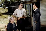 Frank James (Henry Fonda, Mi.) und seine Mutter (Jane Darwell, li.) weigern sich, ihr Land dem Bahnagenten Barshee (Brian Donlevy, re.) zu verkaufen. Als das Haus der Familie daraufhin skrupellos niedergebrannt wird, kommt die Mutter ums Leben.