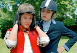 Alina (Marett Katalin Klahn, links) freut sich auf den Ritt auf Silverado. Jennifer (Jana Fl&ouml;totto) zweifelt, dass ihre Konkurrentin mit dem Hengst zurechtkommt.