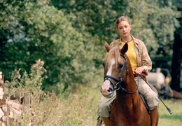 ARD/WDR ALINA, "Die Pferdefl&uuml;sterin", Fernsehfilm Deutschland 2005, Buch Kerstin-Luise Neumann und Neithardt Riedel, Regie Brigitta Dresewski, am Sonntag (28.06.15) um 08:35 Uhr im ERSTEN. Alina (Marett Katalin Klahn) hat es geschafft. Zum ersten Mal reitet sie Silverado.
