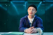 Alex Peschl (Nikolai Baar-Baarenfels) beim Polizeiverh&ouml;r. Ihm werden die angeblichen Straftaten der PAK vorgeworfen, er reagiert gelassen.