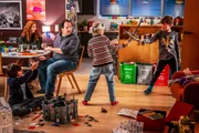 Im Wohnzimmer der Familie Steindl. Die Kinder Lisa (Adele Wolf), Fabian (Friedrich Wolf) und Jakob (Atreju Hollweg, links) spielen mit neuen Spielzeugen, ihr Vater Stefan (Thomas Mraz) findet es nicht gut, dass sie noch mehr Spielsachen bekommen haben und m&ouml;chte nicht, dass sie mit Schwertern spielen, ihre Mutter Marion (Marleen Lohse) sieht dies entspannter.