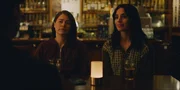 Ava (Sara Shirpey, r.) versucht, sich nicht anmerken zu lassen, dass sie ihre vermeintliche Freundin Bella (Emma Broom&eacute;, l.) noch nicht lange kennt.