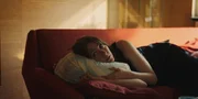 Am Morgen nach der Feier wird Mikaela (Sanna Sundqvist) von ihrer Partnerin zur Rede gestellt, um ihr eigenartiges Verhalten des vergangenen Abends zu erkl&auml;ren.