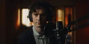 Ava kontaktiert John (Hannes Fohlin) in seiner Radiosendung unter falschem Namen, um mit ihm sprechen zu k f6nnen.
