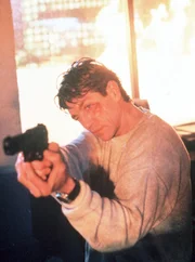 Dean McConnell (Eric Roberts) ist im brennenden Hochhaus eingeschlossen, doch er versucht zu verhindern, dass sein Rivale Quentin mitsamt seiner Beute entkommt.
